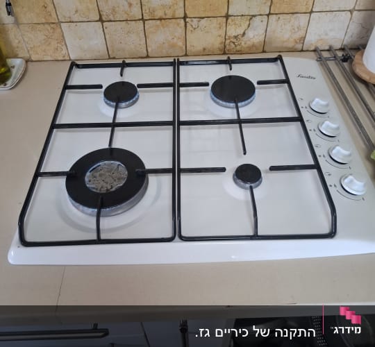 כיריים גז במטבח עם אריחי קיר